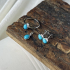 Bague avec turquoise bleue reconstituée en goutte, en argent rhodié 925
