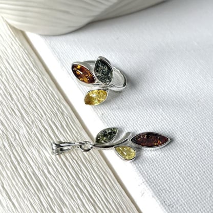 Colgante con ámbar natural multicolor, plata 925 rodiada, diámetro 1,5x3+1 cm