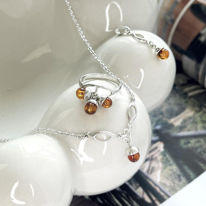 Anello con ambra naturale color cognac del Mar Baltico, in argento rodiato 925