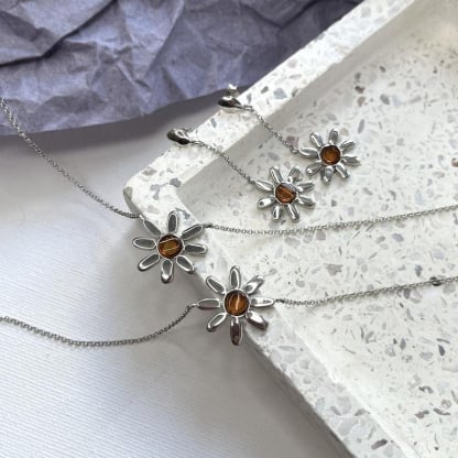 Collier fleur avec ambre cognac naturel, en argent rhodié 925, longueur 41+5 cm