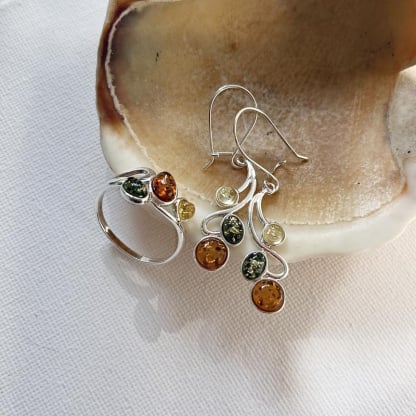 Anel de múltiplas pedras com âmbar oval natural multicolorido, em prata 925 banhada a ródio
