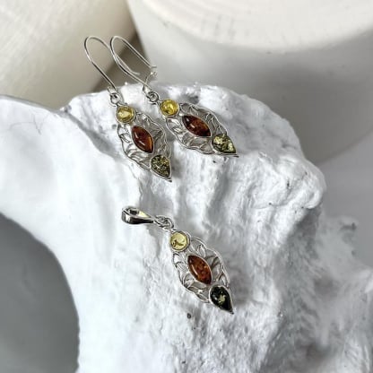 Pingente com âmbar natural multicolorido, prata banhada a ródio 925, diâmetro 1,2x3+1 cm