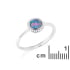 Anillo con ópalo doblete redondo y óxido de circonio, en plata bañada en rodio 925