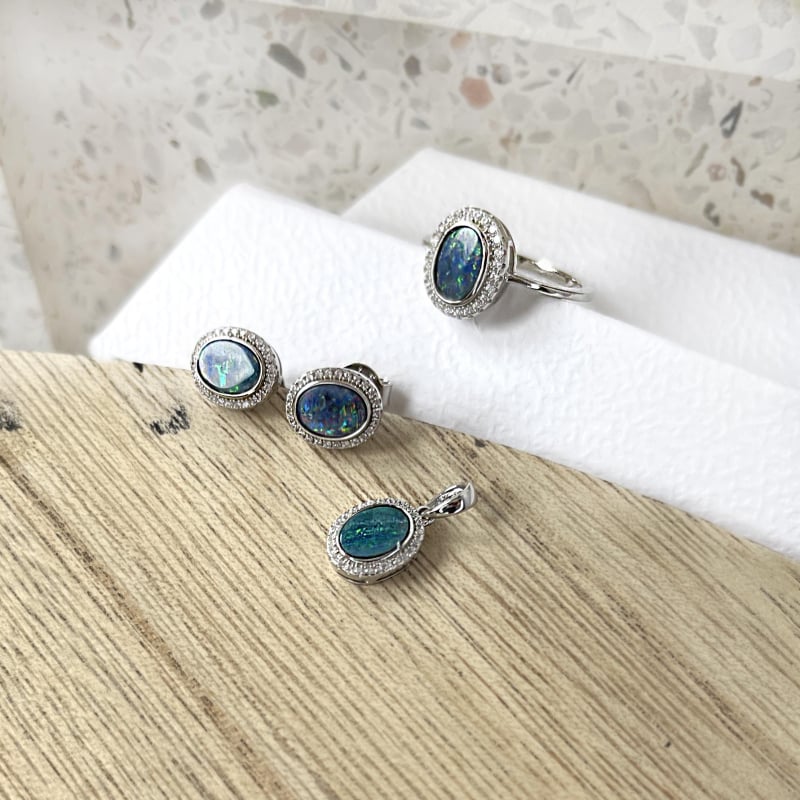 Oval mavi Avustralya dublet opal küpe, rodyum kaplama 925 gümüş, 6x4 mm