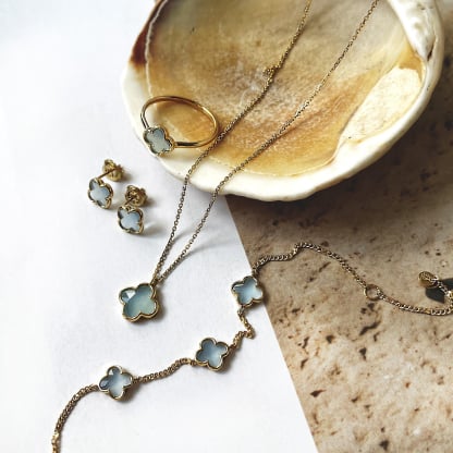 Clover-Ohrstecker mit getöntem blauem Chalcedon in gold 925 Silber