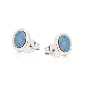 Clous d'oreilles avec opale doublet bleue ovale, argent rhodié 925, 7x5 mm