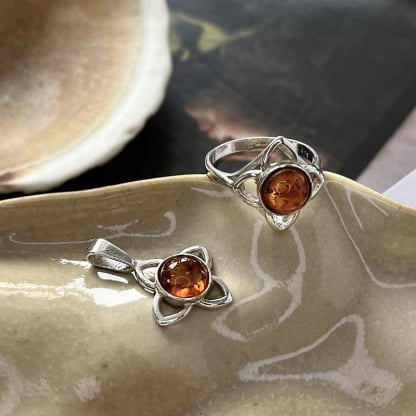 Baltischer Bernsteinanhänger cognac rund natur, 925 Silber, 8 mm