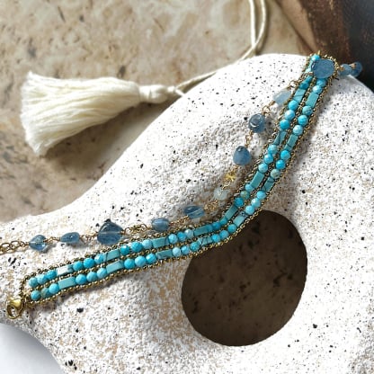Bracelet avec turquoise bleue reconstituée, acier inoxydable doré PVD