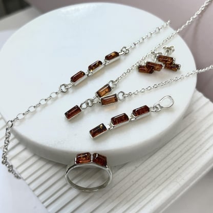 Collier avec ambre cognac rectangulaire de la mer Baltique, argent 925, 41+4 cm