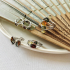 Clous d'oreilles avec ambre multicolore navette, argent rhodié 925, 4x8 mm