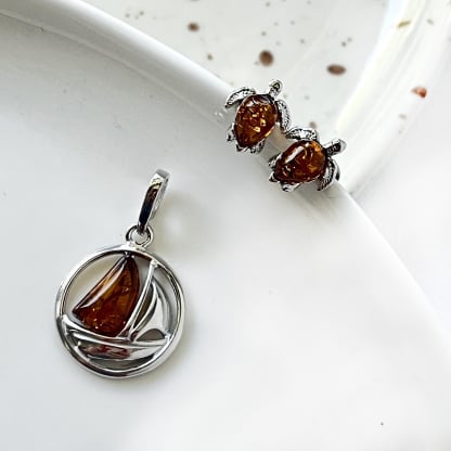 Baltische barnsteenhanger schip cognac onregelmatig, gerhodineerd 925 zilver