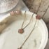 Collar flor de 5 pétalos de cuarzo rosa natural, en plata dorada 925, 42+3 cm