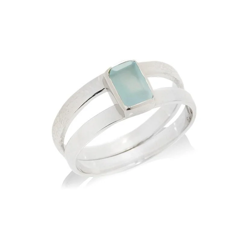 Ring with natural blue chalcedony, in 925 rhodium silver