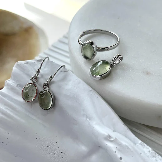 Ring with natural green prehnite, in 925 rhodium silver