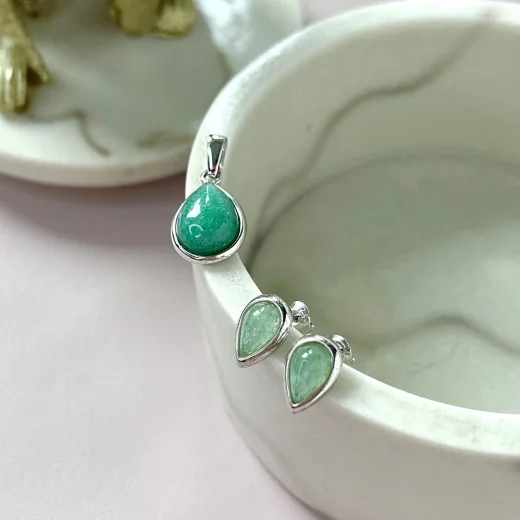 Stud earrings with natural green aventurine drop, in 925 rhodium silver