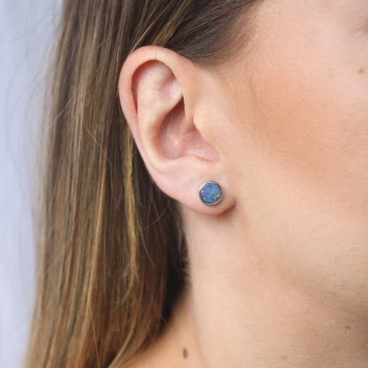 Stud earrings with round doublet blue opal, in 925 rhodium silver