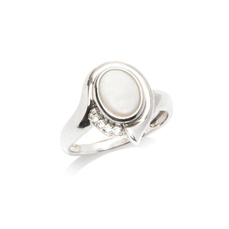 Anillo con ópalo ovalado y óxido de circonio, en plata 925 rodiada