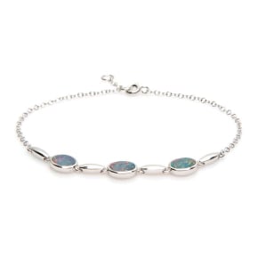 Armband met ovaal doublet blauwe opaal, in 925 gerhodineerd zilver, lengte 18+1 cm