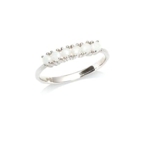 Ring met natuurlijk wit opaal uit Australië, rond, in gerhodineerd zilver 925