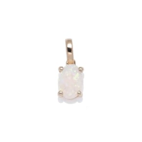 Pingente com opala branca australiana oval natural, em ouro 750