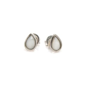 Cercei tip știft cu picătură de opal alb natural, din argint 925 placat cu rodiu