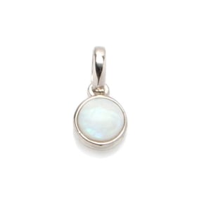 Ronde hanger met witte opaal, in 925 gerhodineerd zilver, diameter 0,8+0,6 cm