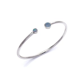 Armband met rond doublet blauwe opaal uit Australië, in gerhodineerd zilver 925