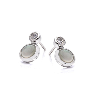 라운드 오팔과 산화지르코늄이 세팅된 925 로듐 도금 실버 스터드 이어링