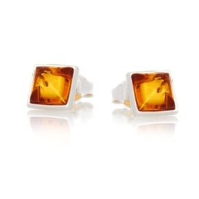 Oorknopjes met natuurlijk cognac-amber, in 925 gerhodineerd zilver