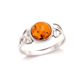 Ring met natuurlijk cognac amber uit de Baltische Zee rond, gemaakt van gerhodineerd zilver 925