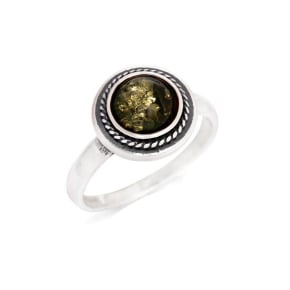 Ring met natuurlijke groene barnsteen uit de Baltische Zee, rond, gemaakt van verouderd zilver 925