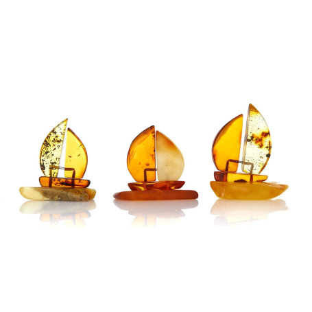 Amber tekne heykelciği, yüksekliği 3 cm