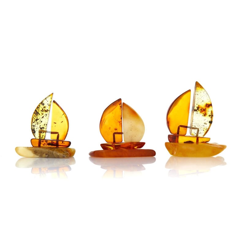Figurine bateau en ambre, hauteur de 3 cm