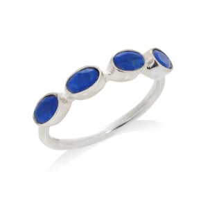 Ring met natuurlijk blauwe lapis lazuli, in 925 gerhodineerd zilver