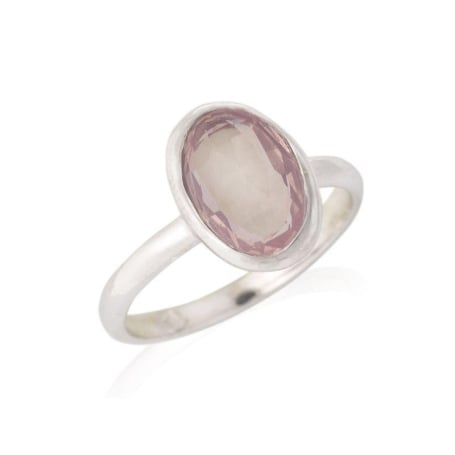 Anillo con cuarzo rosa natural ovalado, en plata 925 rodiada