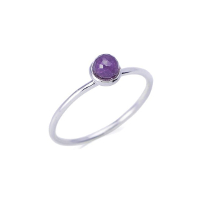 Anillo con amatista violeta natural, en plata 925 rodiada