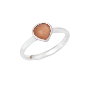 Anillo corazón con piedra lunar rosa natural, en plata 925 rodiada