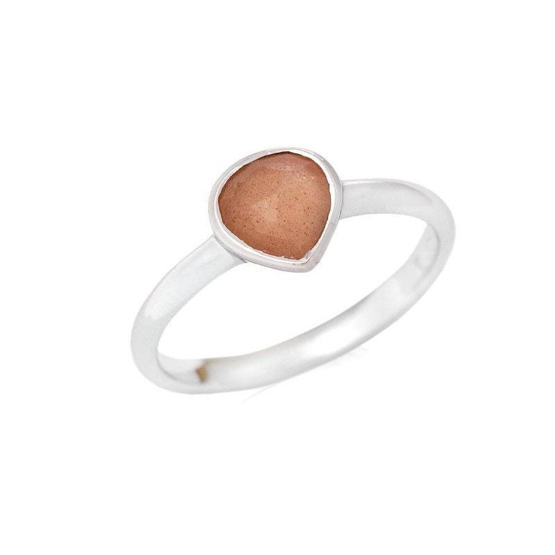 Heart ring with natural pink moonstone, in 925 rhodium silver