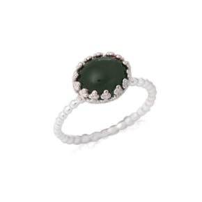 Anel com aventurina oval verde natural, em prata 925 banhada a ródio