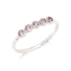 Ring met natuurlijke paarse amethist, in gerhodineerd zilver 925