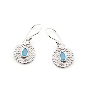 Brincos com calcedônia azul natural, em prata 925 com banho de ródio