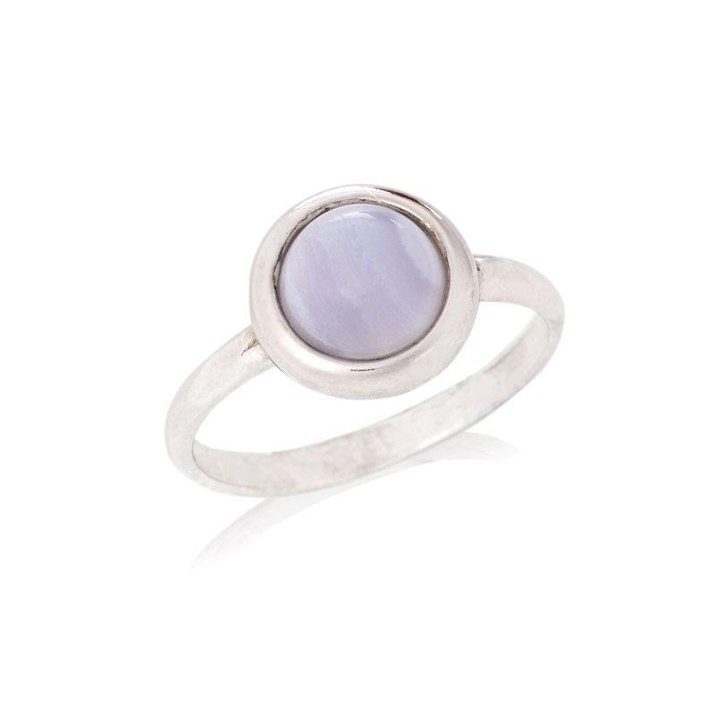 Anel com ágata redonda de renda azul natural, em prata 925 com banho de ródio