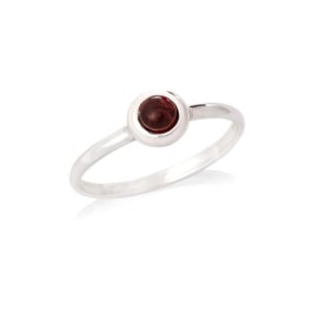 Ring met ronde natuurlijke rode granaat, in gerhodineerd zilver 925