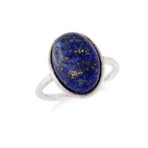 Ring met ovale natuurlijke blauwe lapis lazuli, in gerhodineerd zilver 925