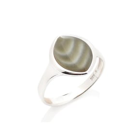 Anel com pedra natural listrada multicolorida, em prata 925 com banho de ródio