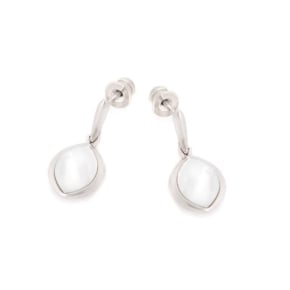 Oorbellen met natuurlijk wit parelmoer, in 925 gerhodineerd zilver