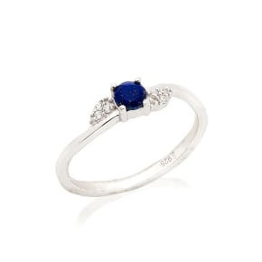 Ring met natuurlijk blauwe lapis lazuli, in 925 gerhodineerd zilver