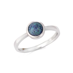 Ring met rond Australisch doublet blauwe opaal, in 925 gerhodineerd zilver