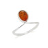 Anello con ambra cognac naturale del Mar Baltico ovale, realizzato in argento 925 rodiato