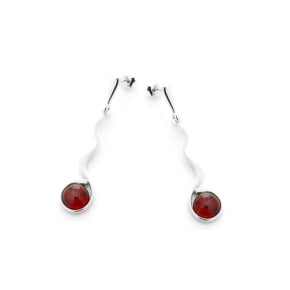 Boucles d'oreilles longues avec ambre cognac naturel rond, en argent rhodié 925
